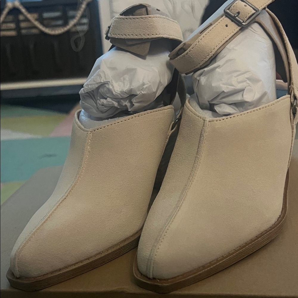 Beige Cross ankle strap full covered toe leather bootie sandal - Picture 3 of 4